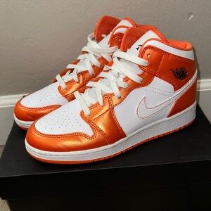 Air Jordan 1 Mid SE 'Electro Orange kids